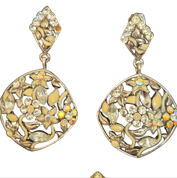 Elegant Silver and Gold Floral Jewelry Set - Picture 4 of 5
